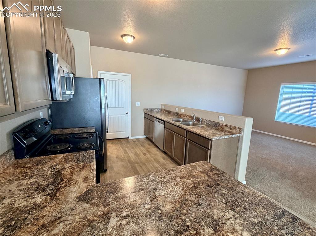 Image 7 of 23: Kitchen