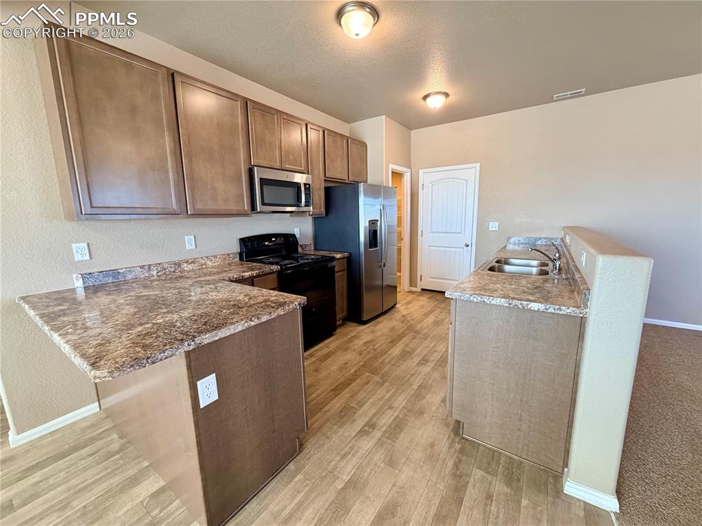 Image 8 of 23: Kitchen