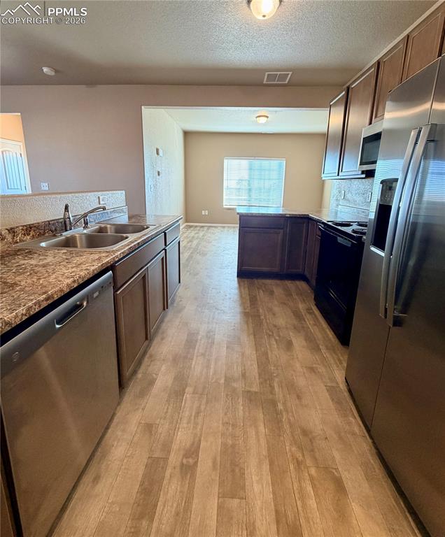 Image 9 of 23: Kitchen