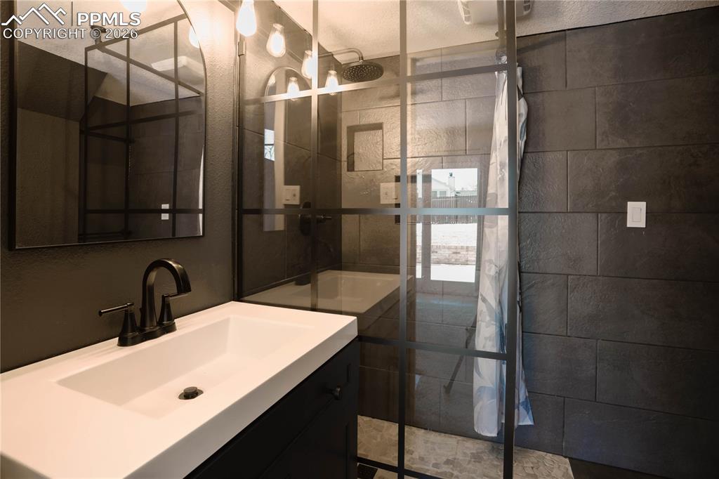 Image 11 of 22: Bathroom