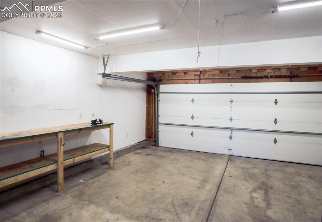 Image 18 of 22: Garage