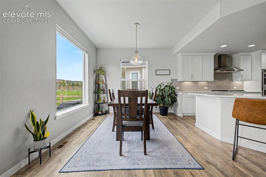 Image 10 of 50: Dining Area