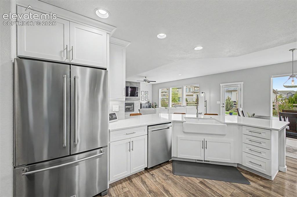 Image 14 of 50: Kitchen