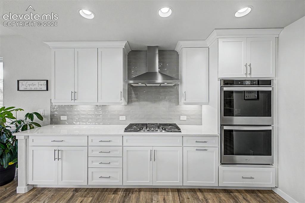 Image 15 of 50: Kitchen