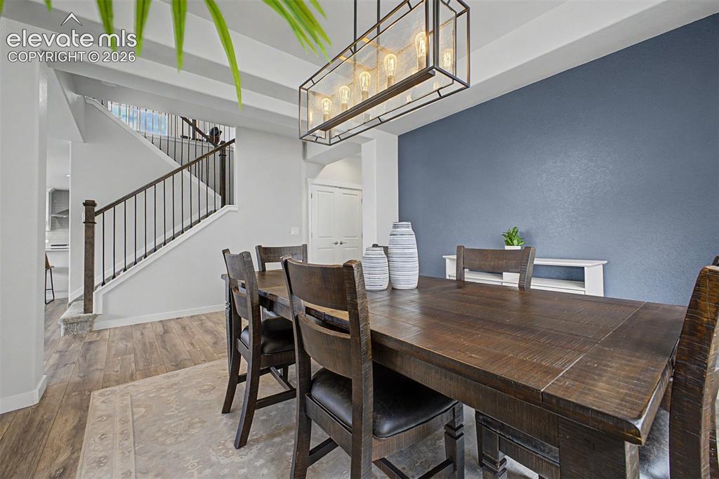 Image 6 of 50: Dining Area
