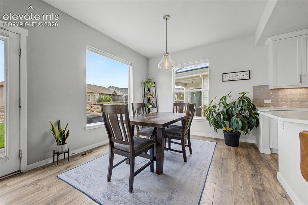 Image 9 of 50: Dining Area