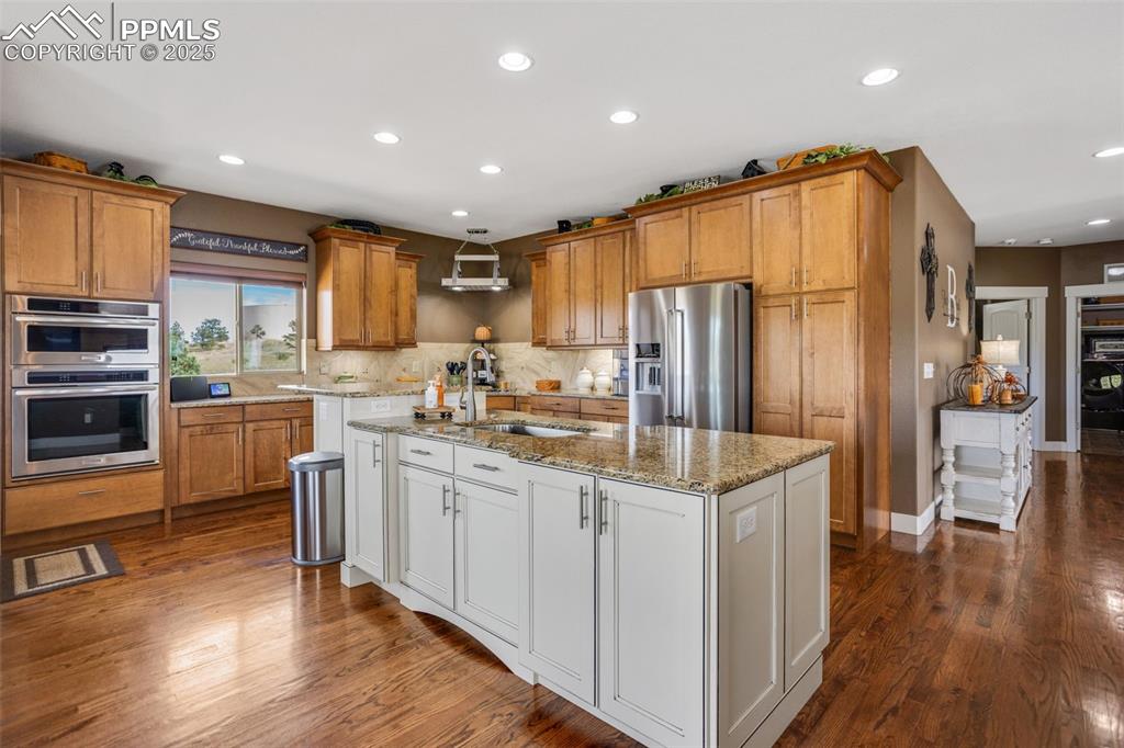 Image 10 of 50: Kitchen