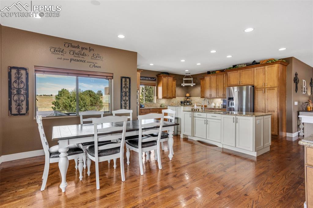 Image 8 of 50: Dining Area