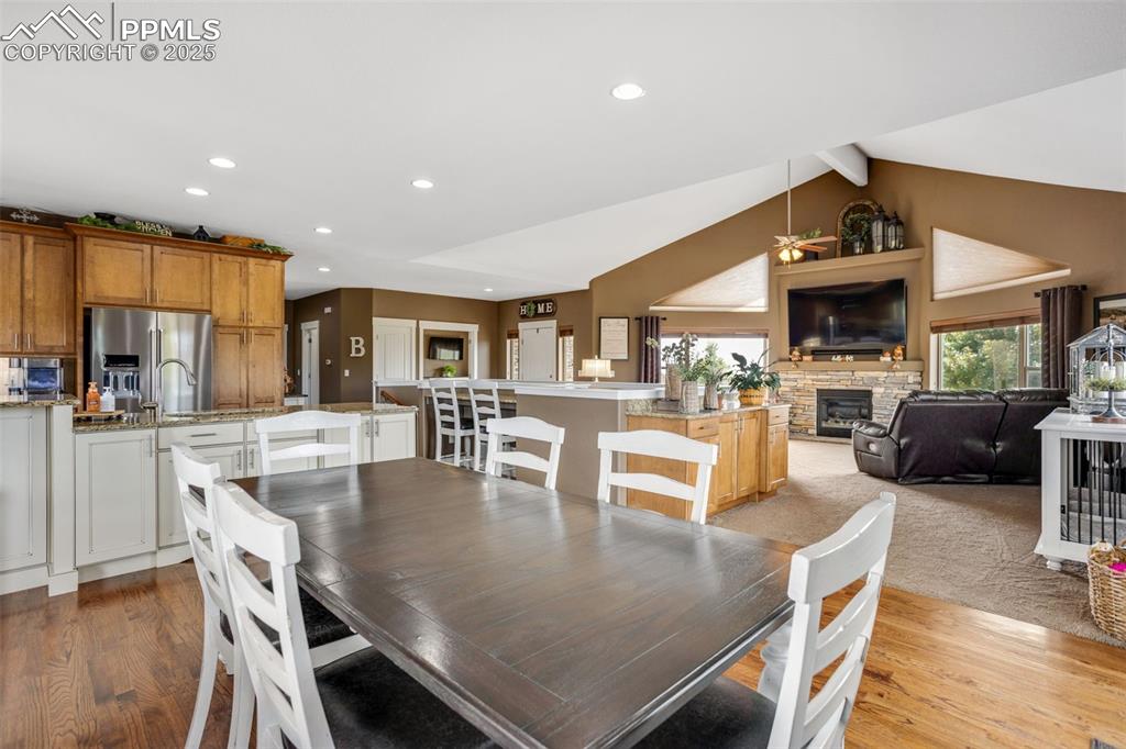 Image 9 of 50: Dining Area