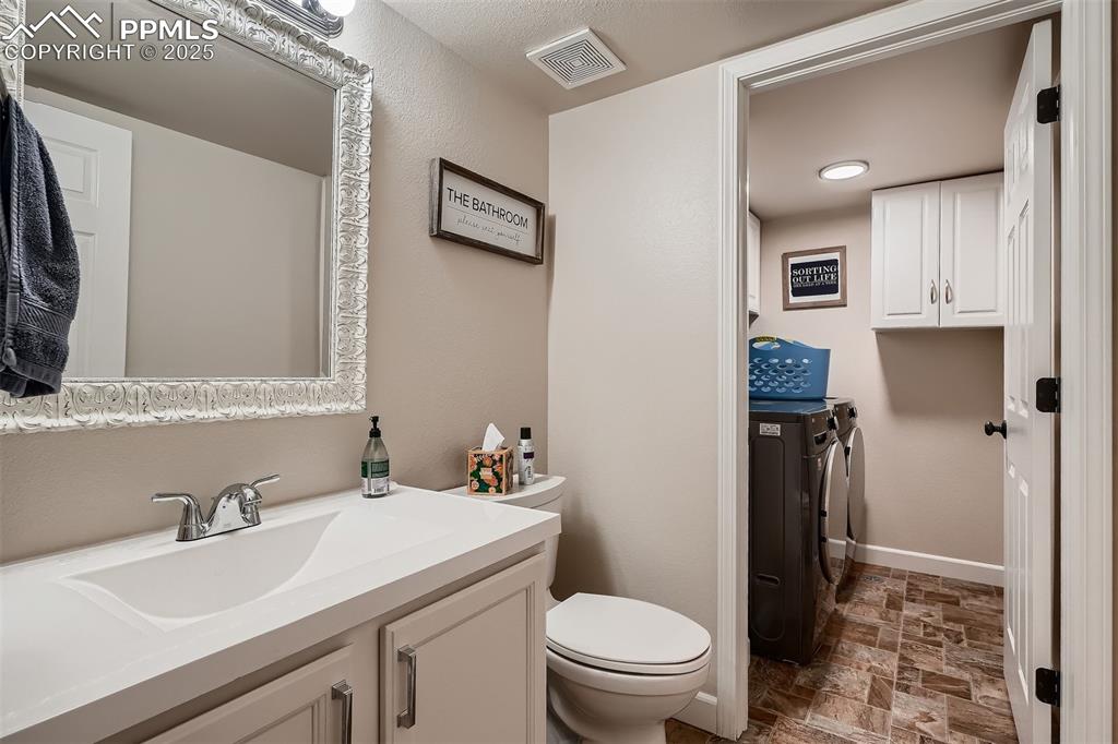 Image 11 of 28: Bathroom