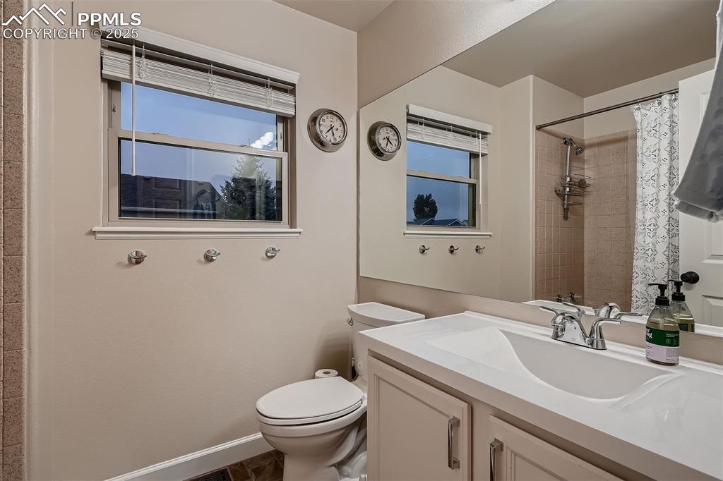 Image 18 of 28: Bathroom