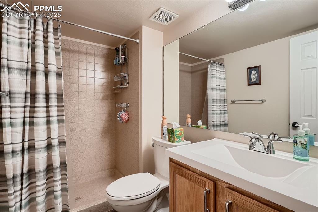 Image 22 of 28: Bathroom