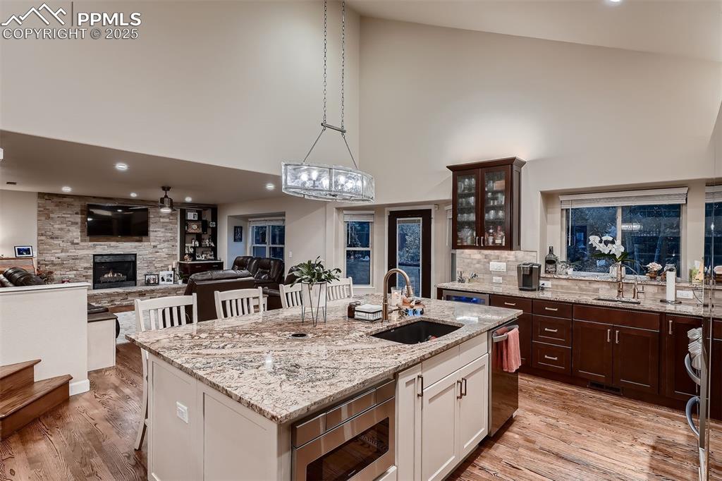 Image 7 of 28: Kitchen