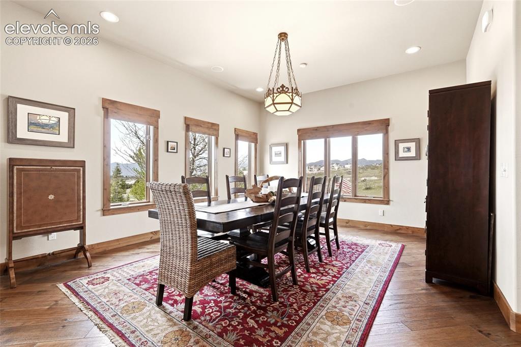 Image 10 of 50: Dining Area