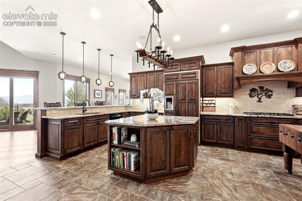 Image 12 of 50: Kitchen