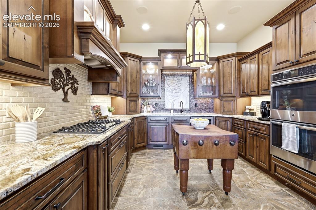Image 15 of 50: Kitchen
