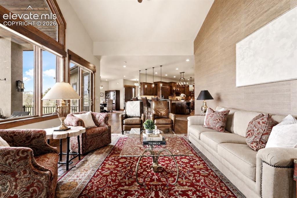 Image 19 of 50: Living Room