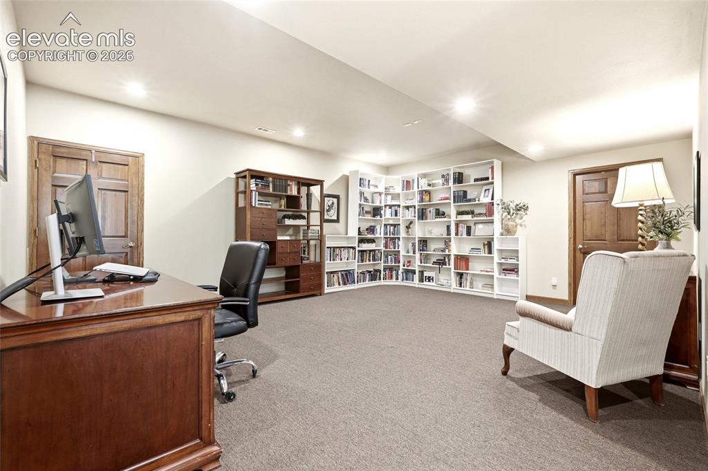 Image 40 of 50: Office