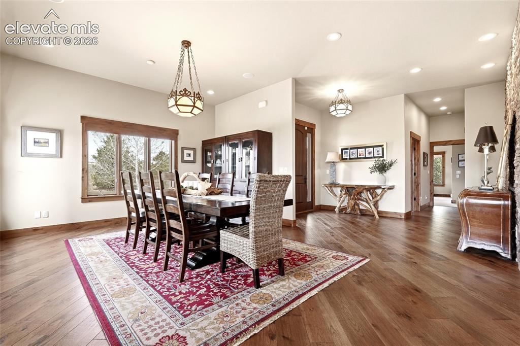 Image 9 of 50: Dining Area