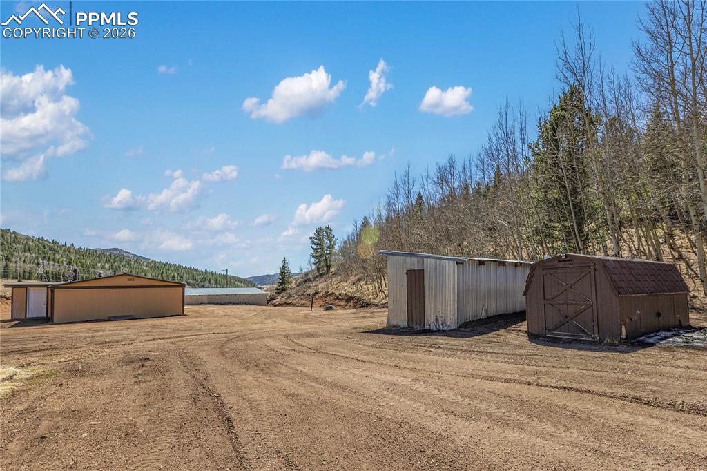 Image 45 of 46: Yard