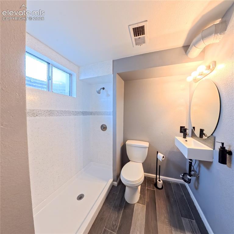 Image 26 of 42: Bathroom