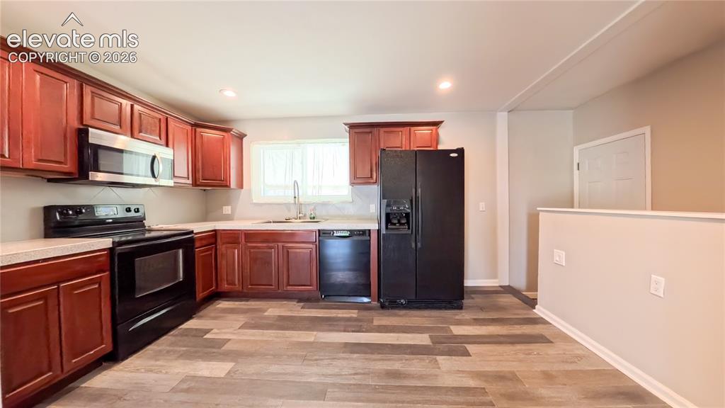 Image 7 of 42: Kitchen