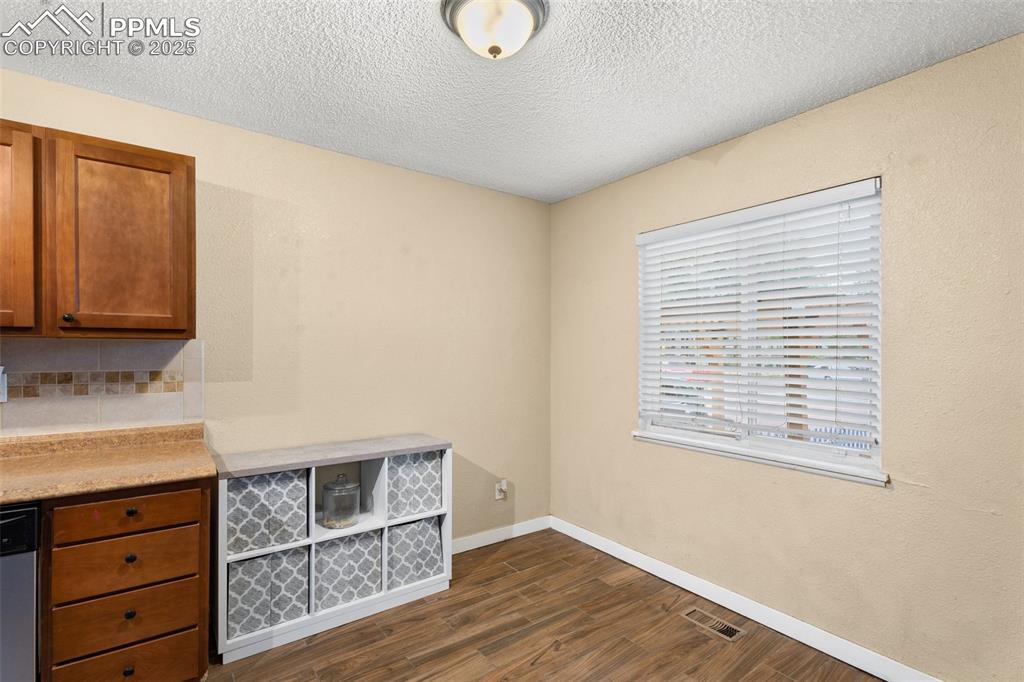 Image 13 of 23: Cozy bonus space, perfect for dining or hobbies.
