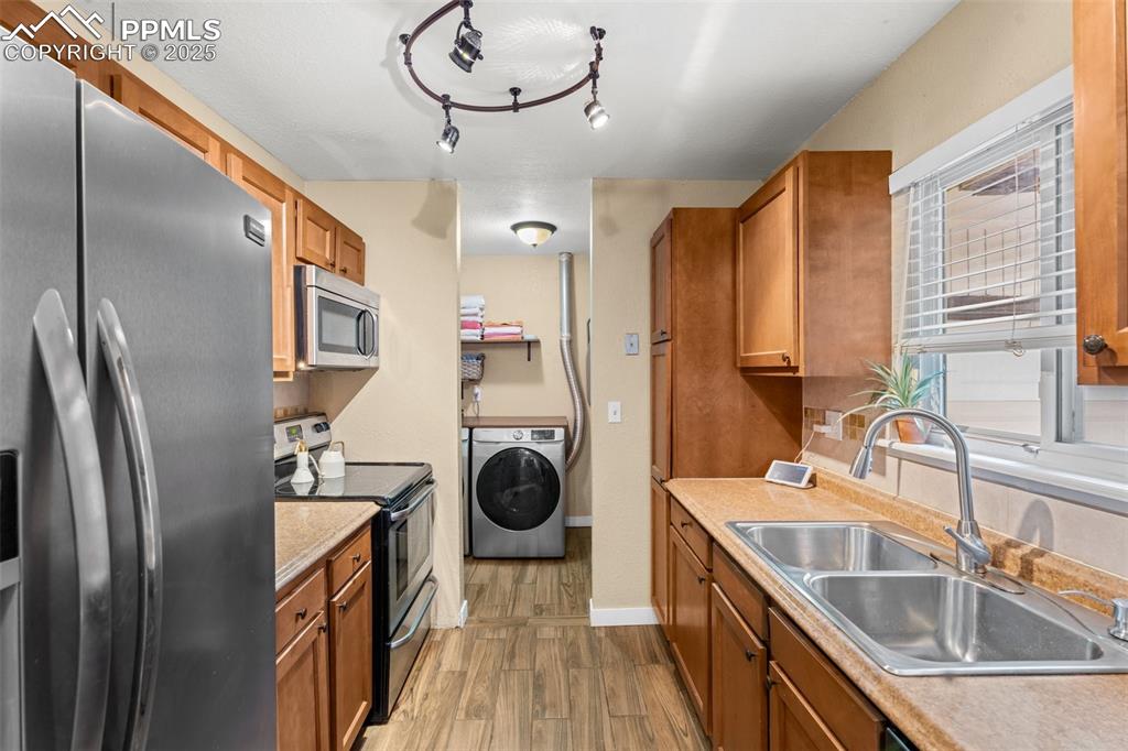 Image 17 of 23: Efficient layout with stainless steel appliances.