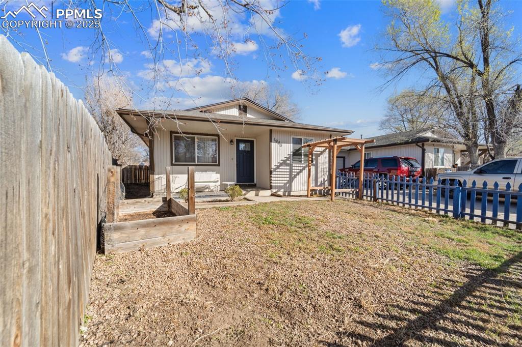 Image 2 of 23: Front of house