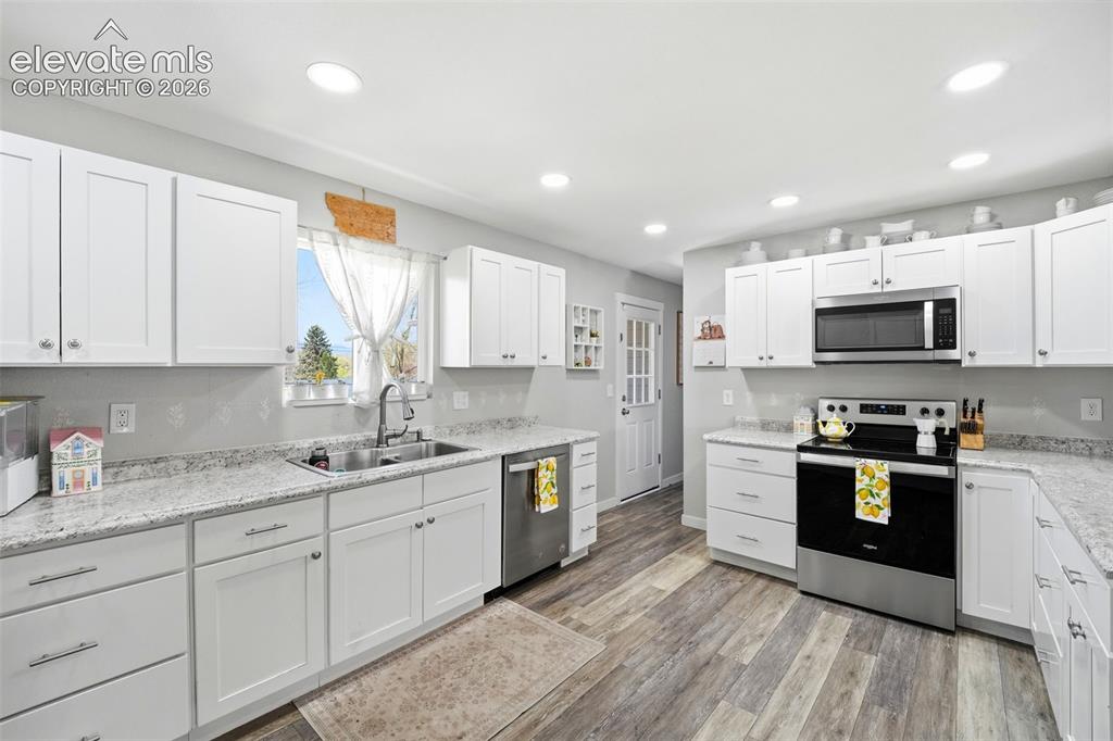 Image 12 of 45: Kitchen