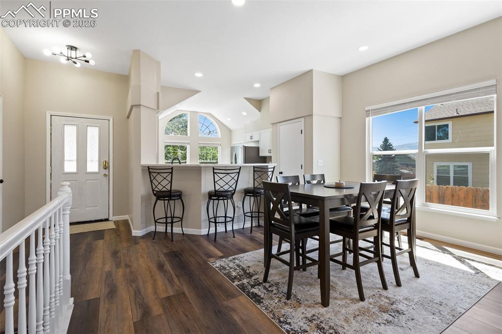 Image 10 of 33: Dining Area