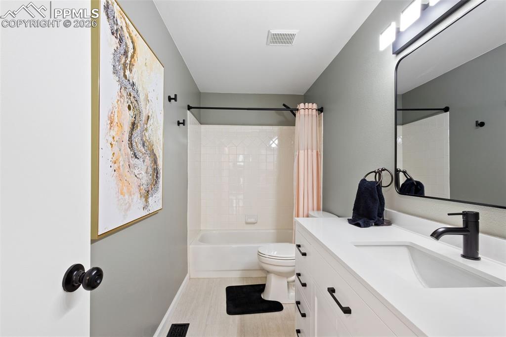 Image 25 of 33: Bathroom