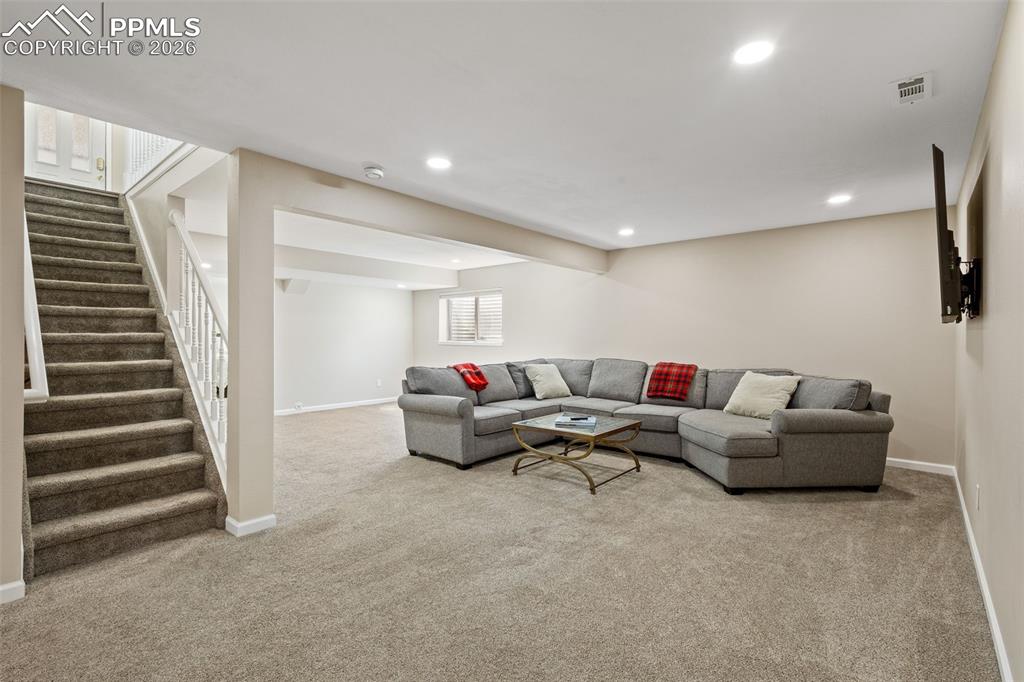 Image 26 of 33: Living Room