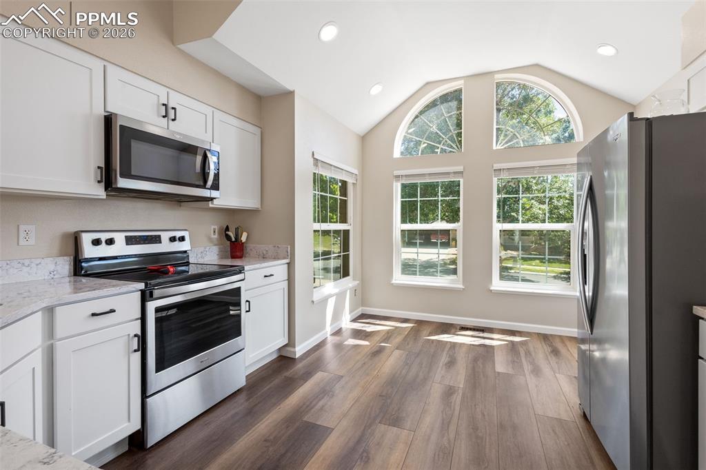 Image 7 of 33: Kitchen