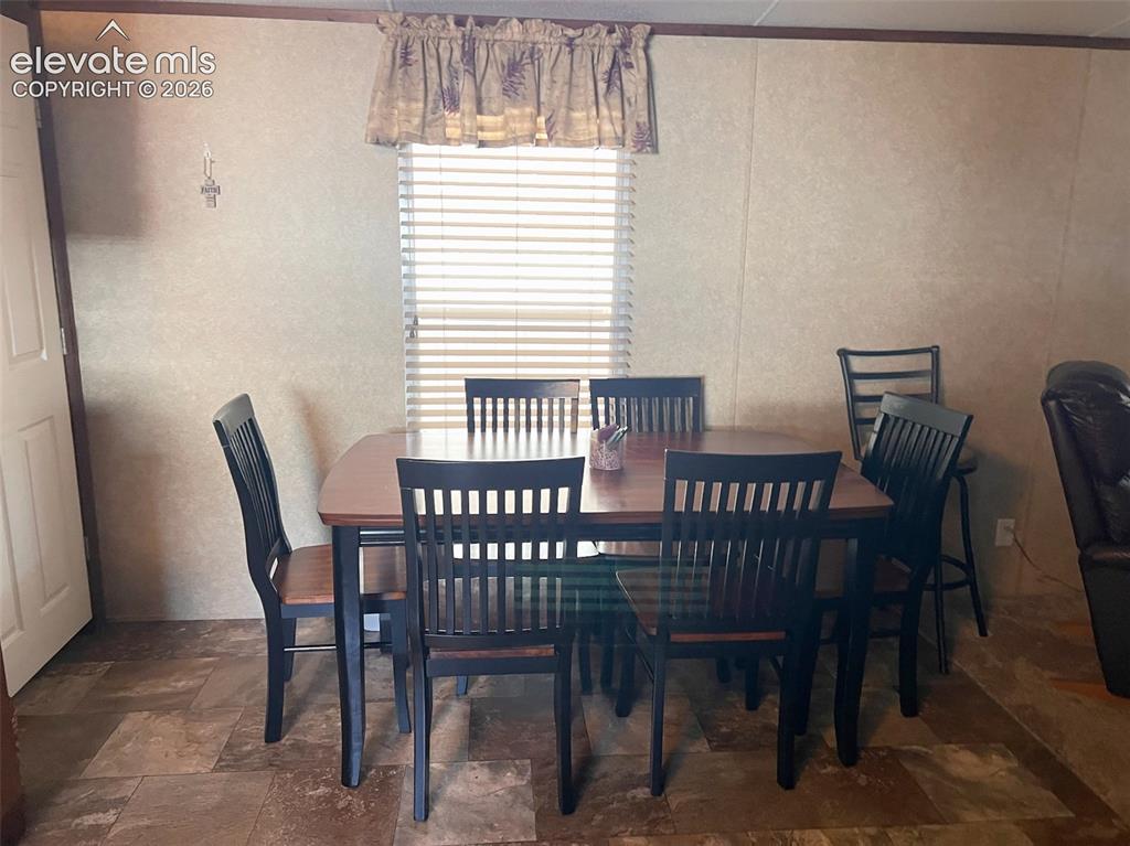 Image 8 of 16: Window with horizontal blinds and valance