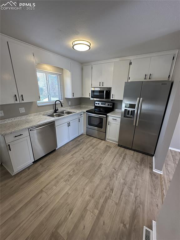 Image 24 of 28: Kitchen