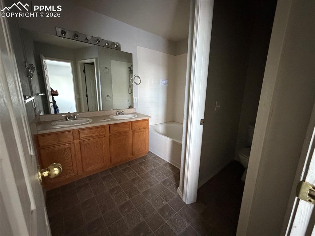 Image 11 of 23: Kitchen