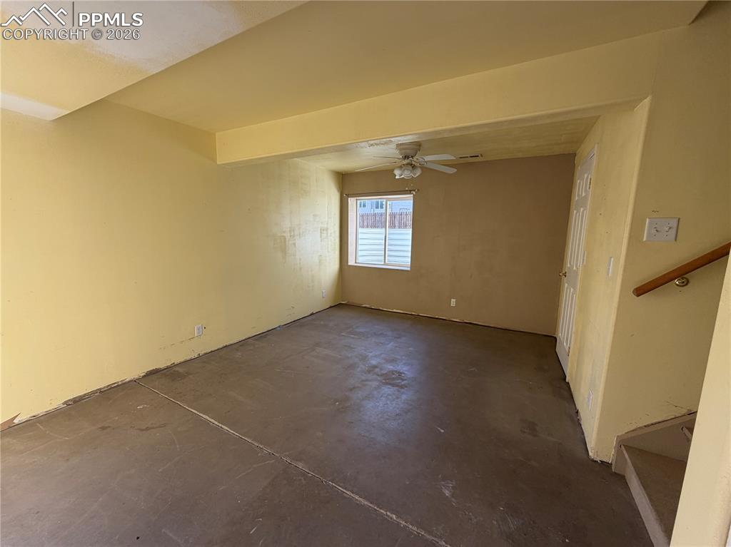 Image 21 of 23: Living Room