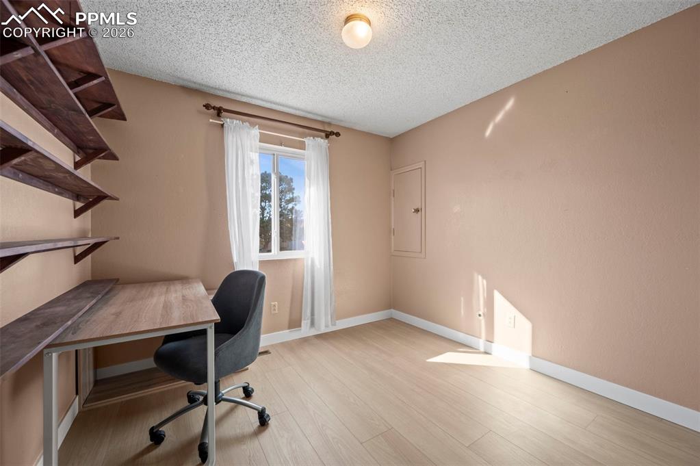 Image 21 of 39: Office