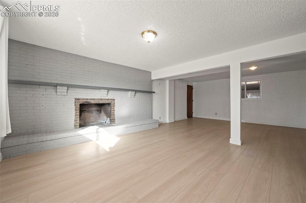 Image 25 of 39: Living Room