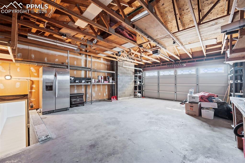 Image 31 of 39: Garage