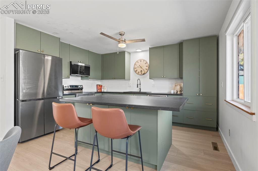 Image 8 of 39: Kitchen