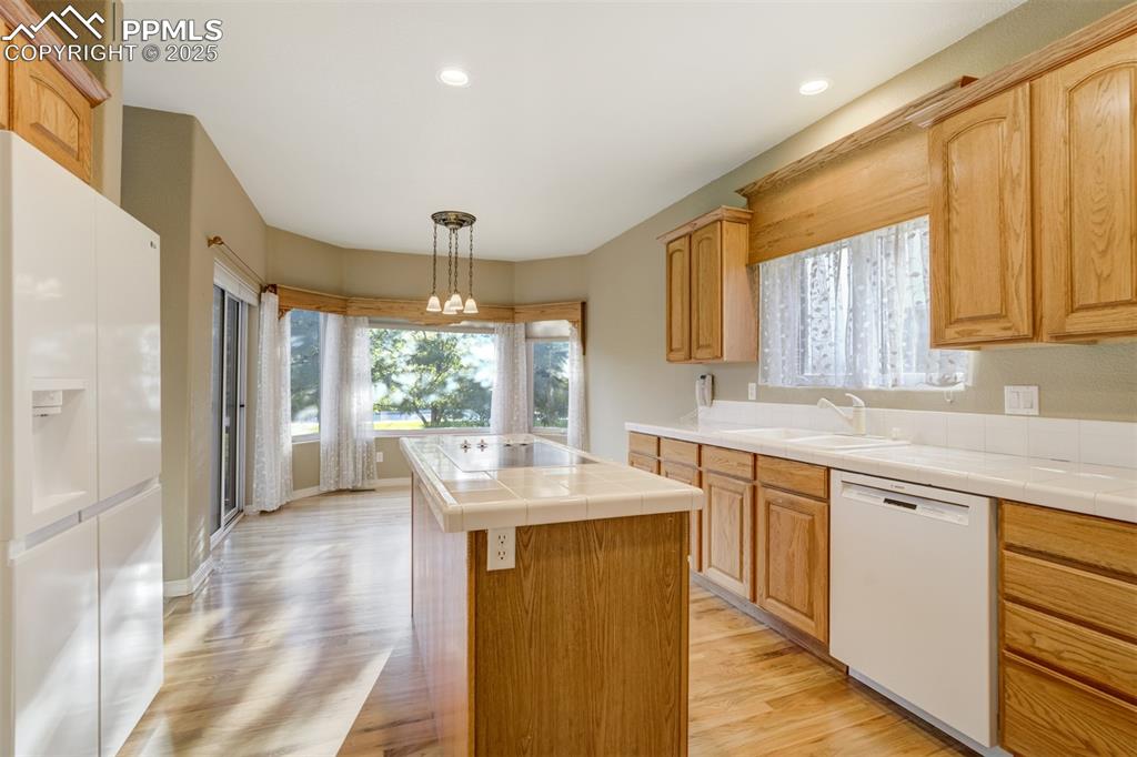 Image 14 of 50: Kitchen