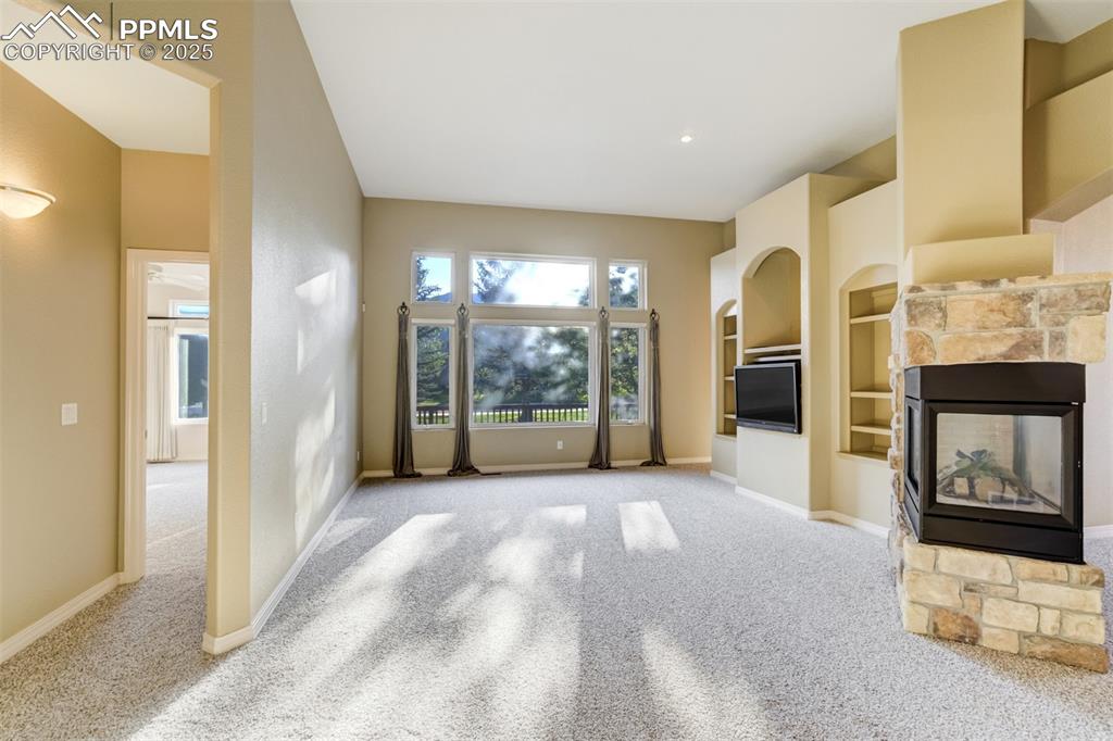 Image 8 of 50: Living Room