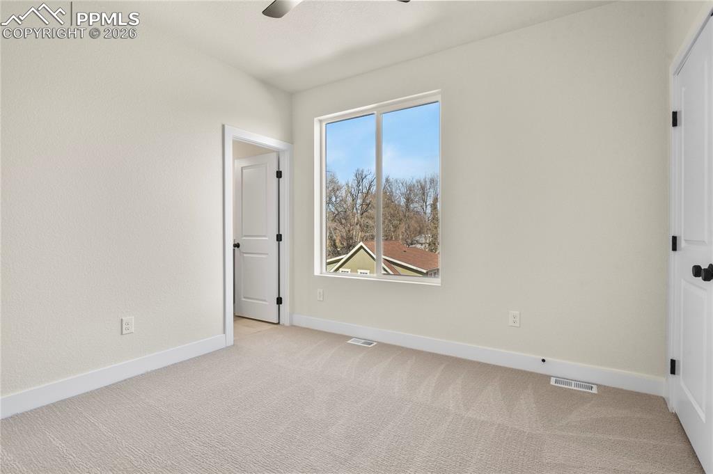 Image 18 of 30: Bedroom