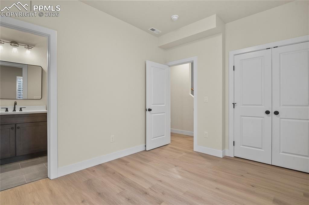 Image 23 of 30: Bedroom