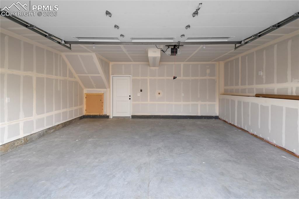 Image 26 of 30: Garage