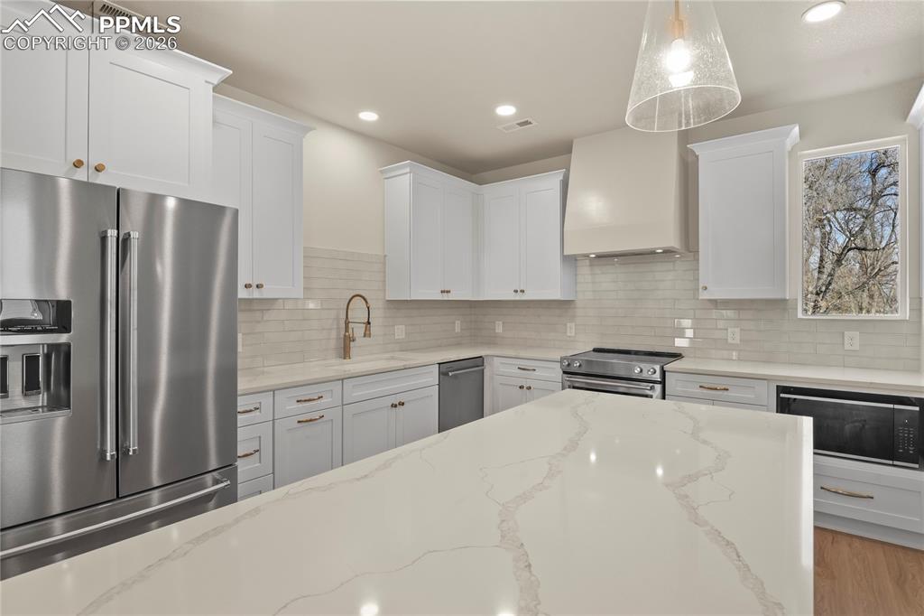 Image 3 of 30: Kitchen