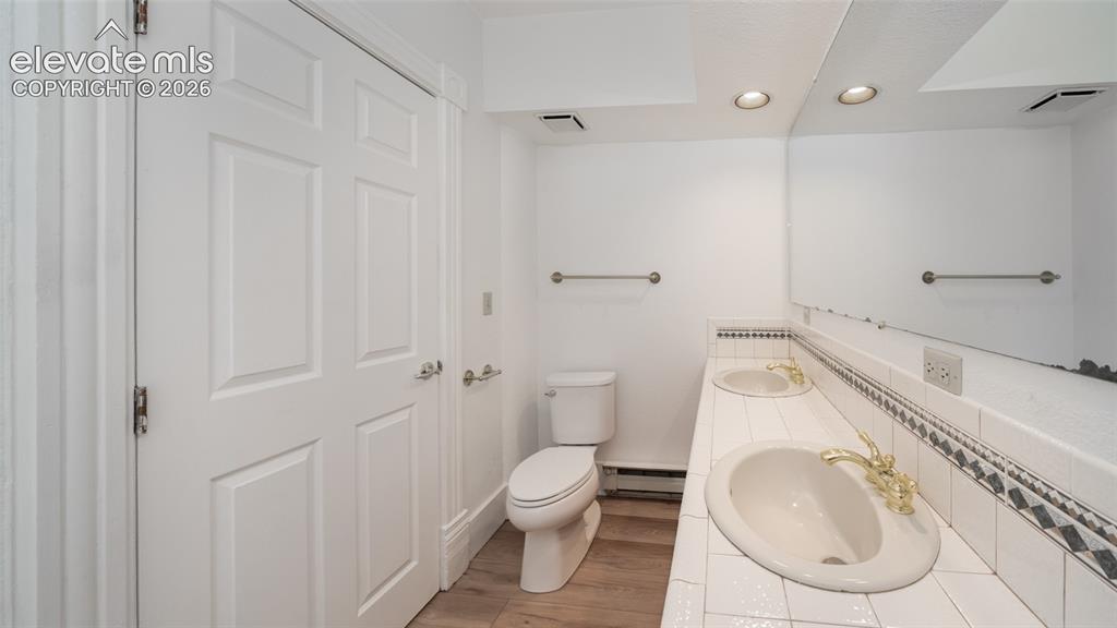Image 16 of 18: Bathroom