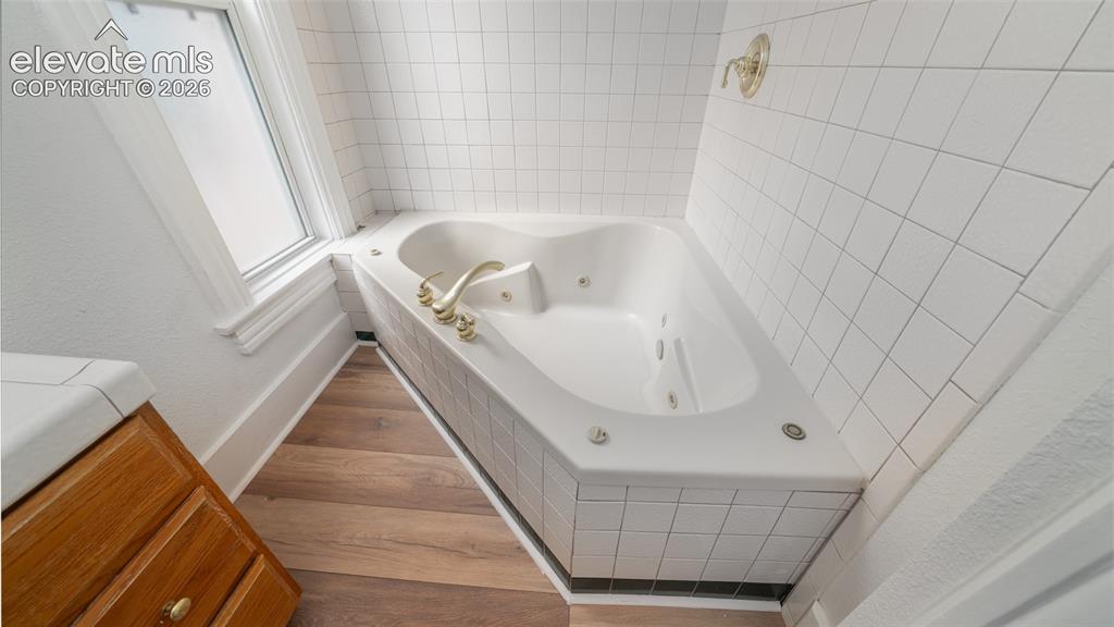 Image 17 of 18: Bathroom
